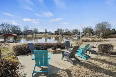 Image de Spacious updated (3Br/3b+Bunks) lake home w/hot tub- walk to shops & restaurants