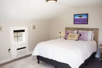 Image de #10 Fun Room in Historic Inn, Lavender Loft