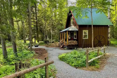 Image de Chalet chaleureux dans les bois près de Sandpoint. Animaux acceptés.