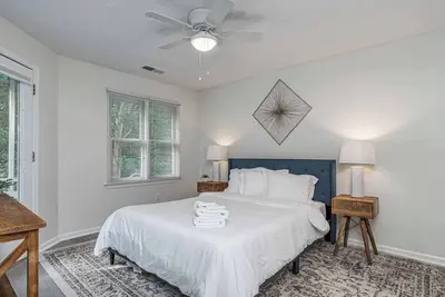 Image de 💎 Breakfast at Tiffany’s 💎 Gated Columbia Condo!