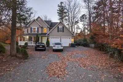 Image de Luxury 4 bedroom house in Pocono Mountains Golf course with Hot Tub Near Lake