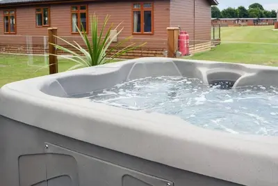 Image de 2 Bed Lodge - Sleeps 6 - Dogs - Hot Tub - Parking