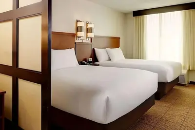 Image de 2 Convenient Units! Pets Allowed, Free Parking, Quick Drive to The Vortex!