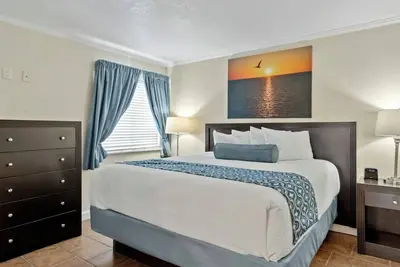 Image de Staycation w/ Bay View! Kitchen + Balcony | Perfect for Family & Friends