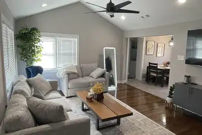 Image de Newly remodeled, private house/ New Jacuzzi-mins from highway