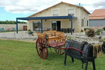 Image de Gîte Charentais avec piscine, terrasse, et pêche - confort moderne et charme rural