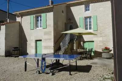 Image de Maison de charme en pierres, avec terrasse, jardin, vélos, poêle à bois et borne de recharge électrique