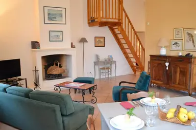 Image de Gîte familial avec piscine chauffée, jardin clos, équipement bébé, au cœur d'une propriété viticole.