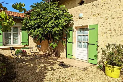 Image de Gîte de charme avec jardin, proche d'Aubeterre-sur-Dronne, pour 6 pers. , cheminée, Wifi, équipements bébé