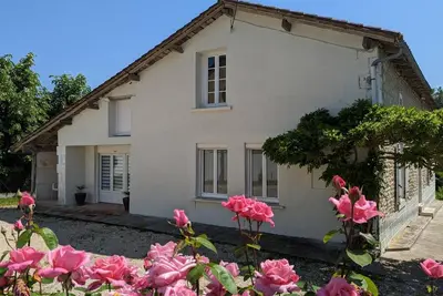 Image de Maison en pierres rénovée avec jardin, terrasse, 3 chambres, proche village, nature paisible, équipements complets
