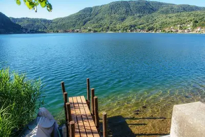 Appartement avec vue à 180° sur le lac de Lugano à Ponte Tresa (La Finestra Blu)
