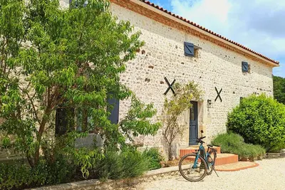 Image de Maison spacieuse en pleine nature avec piscine, équipements de loisirs et randonnées à proximité
