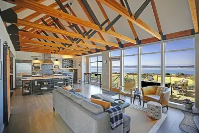 Image de Waterfront Beach House 4bd|Hot Tub|Outdoor Shower