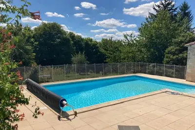 Image de Gîte familial avec piscine, jardin clos, équipements bébé, animaux acceptés, Chadurie