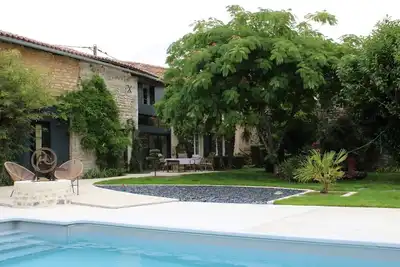 Image de Gîte à Fontclaireau : piscine privative, jardin clos, 4 ch. , draps et linge fournis