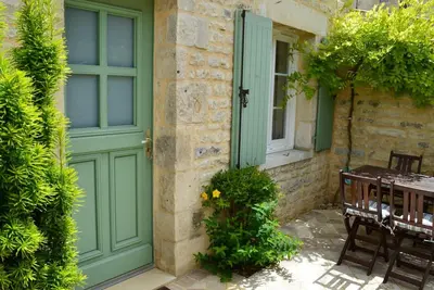 Charmante maison en pierre avec cour privée, équipements bébé, vélos, proche de la Charente