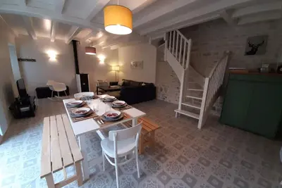 Image de Maison en pierres avec jardin clos à Coulonges, animaux acceptés