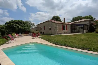 Image de Maison spacieuse avec piscine chauffée, jardin clos, terrasses, cheminée, et équipements bébé inclus.