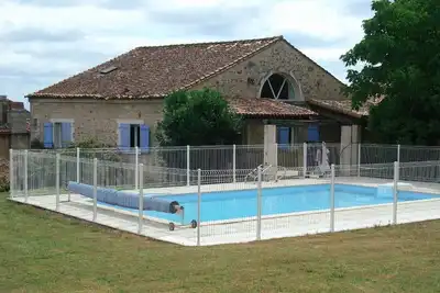 Image de Gîte Charentais avec Piscine Chauffée, Jardin, Equip. Bébé et Recharge Électrique - Proche Périgord