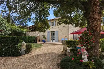 Image de Gîte cosy avec 3 chambres, cour privée, baby-foot et internet, équipements bébé inclus, animaux permis