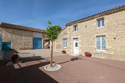 Image de Maison lumineuse avec cour privative, proche sites culturels, tout confort, équipé bébé, wifi inclus