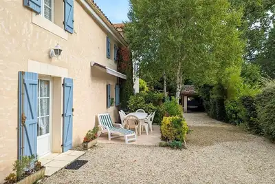 Image de Maison familiale avec jardin clos, accès rivière et Wi-Fi, proche verdure et activités en Charente