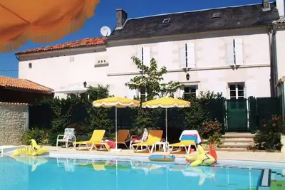Image de Maison de charme avec piscine chauffée et jardin privé, idéale pour familles