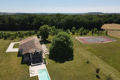 Image de Maison de campagne avec piscine, tennis privé et Wifi