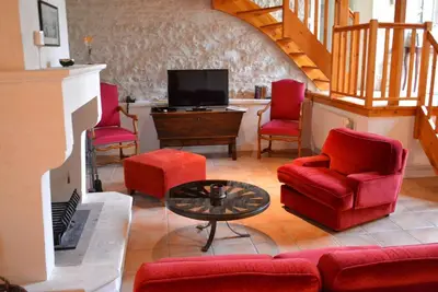 Gîte familial avec piscine chauffée, jardin privé et équipements bébé en pleine propriété viticole.