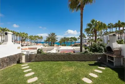 Casa con Jardín y Vista al mar