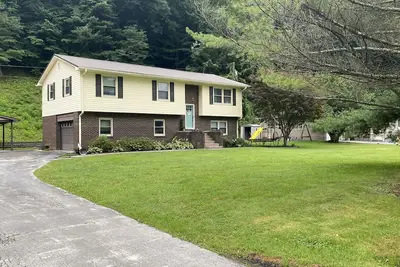 Image de Beautiful house walking distance to wilmore dam! Surrounded by tons of trails!