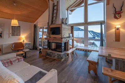 Image de Luxury chalet (8p). 4 bedrooms (1 loft), 2 bathrooms and a loft. In the centre of Vallandry, with ski-in & out