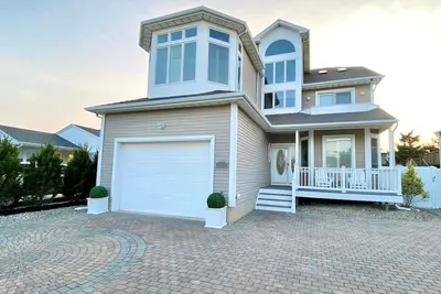 Image de Gorgeous 5 bed, 4. 5 bath just houses to the beach, sleeps 12! Amazing location!