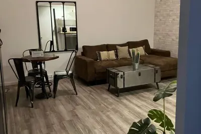 Image de Stylish studio in the heart of Paris- Canal St Martin Vibes