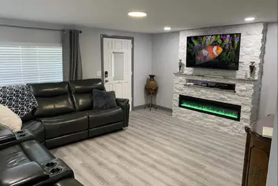 Image de Very clean, close to the beach and great for long term stays as well. Huge yard