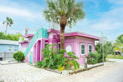 Image de Stay steps from the sand in this charming single-family home. Enjoy exclusive beach access at Sunburst Inn, featured on Hgtv. Cozy comfort for up to 4, and an unbeatable location on the Gulf. Perfect for a romantic escape or small family getaway.
