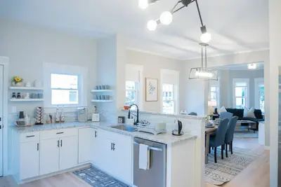 Image de Modern & Spacious 4 Bedroom Single Family Home
