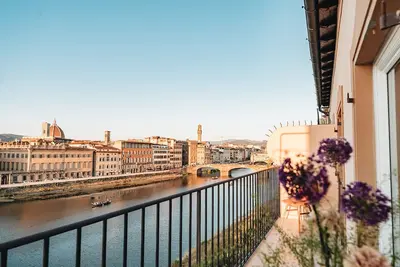 Image de Splendid balcony views of the Arno river, amazing location.