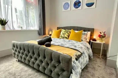 Image de Beautiful Apartment - 5 minute walk to the beach!
