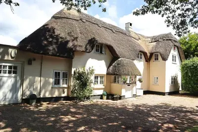 Image de Large 5 Bedroom Thatched Cottage - Great Location!