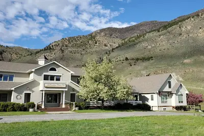 Image de Our Cottage Unit-Private end unit of Yellowstone Basin Inn