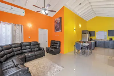 Modern Villa/ Fully Ac/ Gated 24/7 Security, 5-10 mins to Attractions/ Ocho Rios