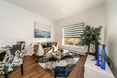 Image de ★Stylish⭐️Close to D\/T✅Free parking✔️King Bed ★2bed