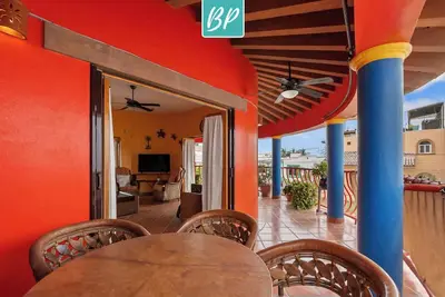 Image de Golden Zone 2/2 w Pool & Patio (5 Blocks to Beach)