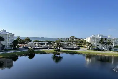 Image de 5 Star Resort Style Luxury Condo top floor bay views 3 miles to Beach