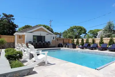 Image de Whalecome Retreat - Updated Home w/ Amazing Saltwater Pool