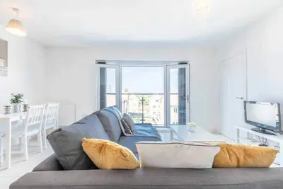 Image de Cosy Penthouse - 2 Bed/2 Bath & Free Parking