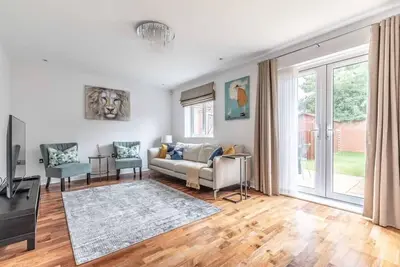 Image de Modern Newly Renovated 4 Bed/2 Bath & Driveway