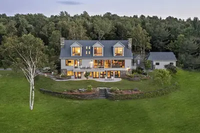 Image de Stunning, Peaceful, Modern Vermont Estate surrounded by State Park