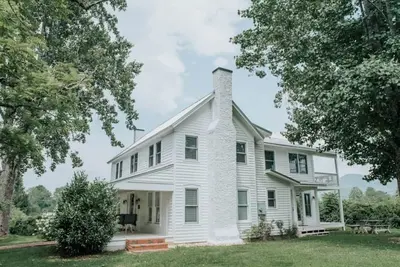 Image de Welcome to Farmhouse on Boxwood! Enjoy fall views, fun activities & local eats!